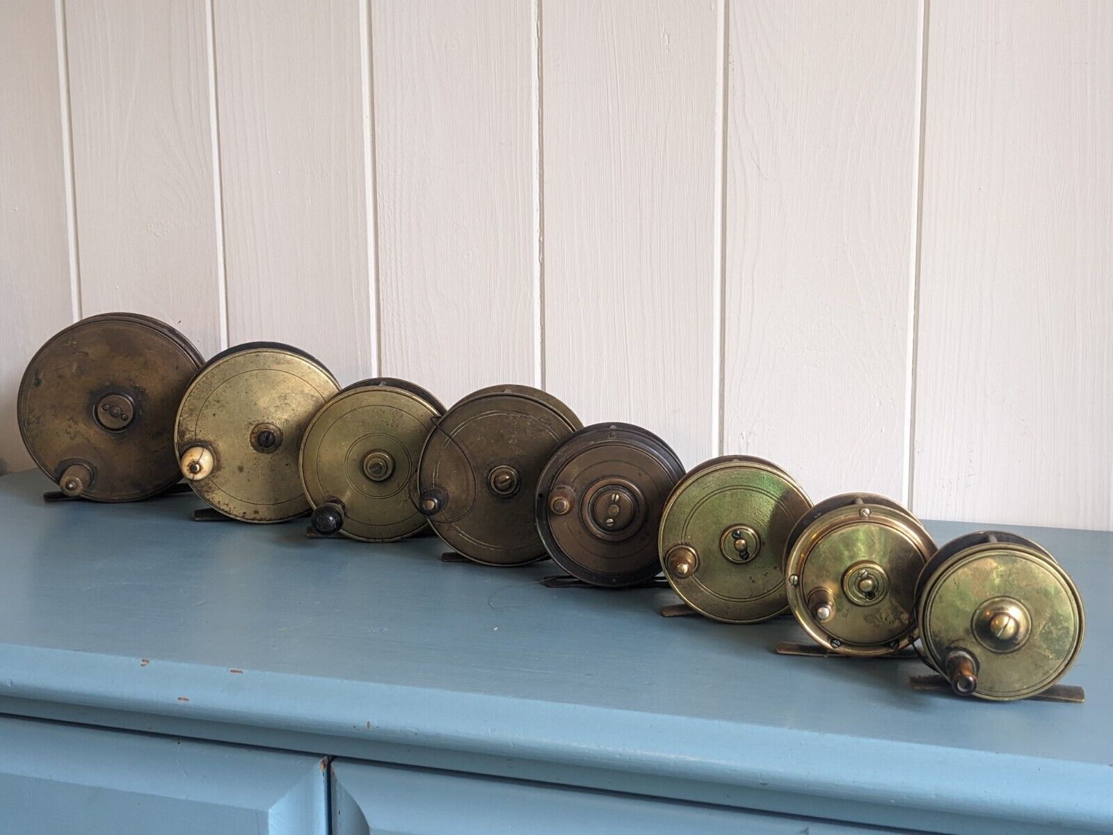 GOOD COLLECTION OF ANTIQUE HEAVY BRASS FISHING REELS INCLUDING FARLOW OF LONDON 